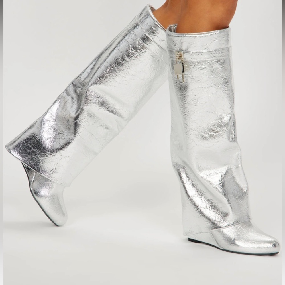 Silver metallic overlay boots size 8
